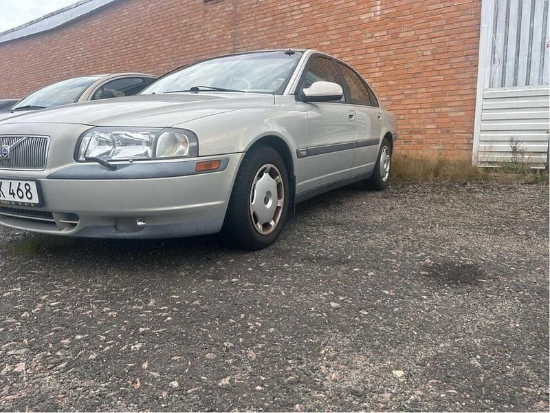 Grå Begagnad 2001 Volvo S80 Sedan | 8 500 kr (Superpris) - Bild 1/3