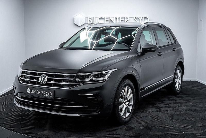 Grå Begagnad 2021 VW Tiguan SUV | 329 900 kr (Lite dyr) - Bild 1/4