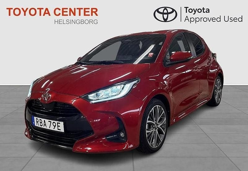 Röd Begagnad 2024 Toyota Yaris Hybrid Style Halvkombi | 274 800 kr (Marknadspris) - Bild 1/4