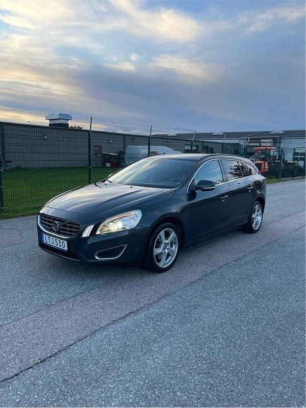 Grå Begagnad 2012 Volvo V60 Momentum Kombi | 74 900 kr (Bra pris) - Bild 1/4