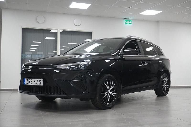 Pebble black Begagnad 2022 MG MG5 EV Kombi | 199 900 kr (Marknadspris) - Bild 1/4