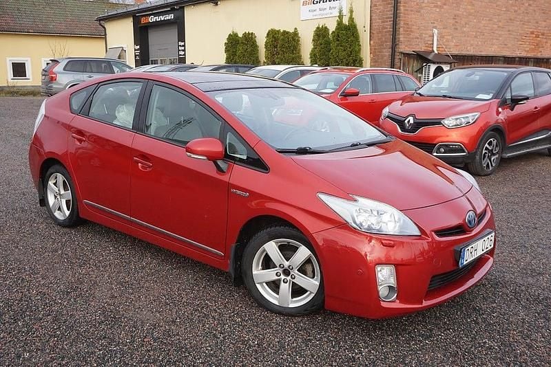 Mörkröd Begagnad 2010 Toyota Prius Halvkombi | 89 900 kr (Marknadspris) - Bild 1/4