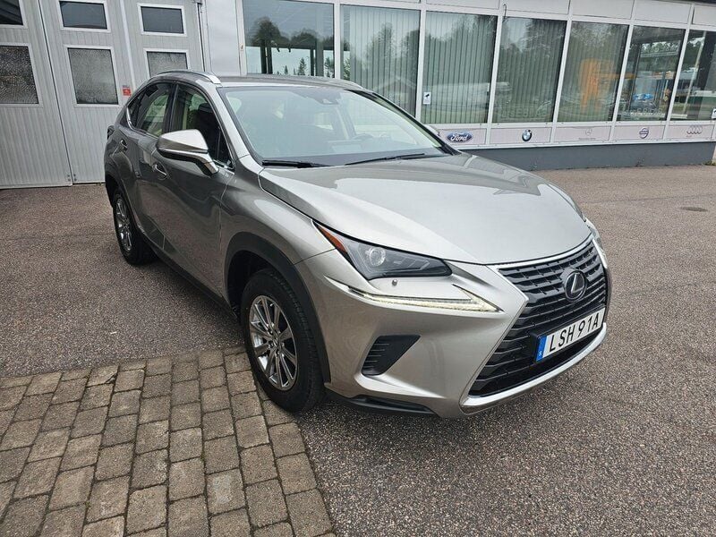 Ljusgrå (grå) Begagnad 2019 Lexus NX300h Sport Line SUV | 269 000 kr (Bra pris) - Bild 1/4