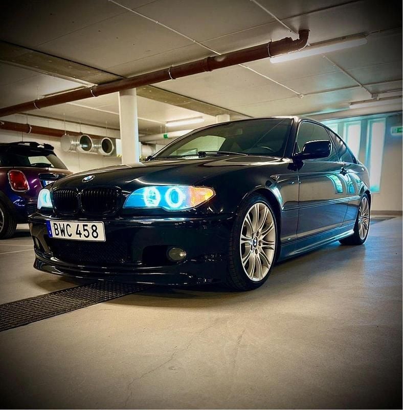 Svart Begagnad 2004 BMW 330 Performance Sportkupé | 179 000 kr - Bild 1/4
