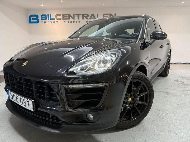 Svart Begagnad 2016 Porsche Macan S Sport SUV | 339 900 kr (Marknadspris) - Bild 1/4