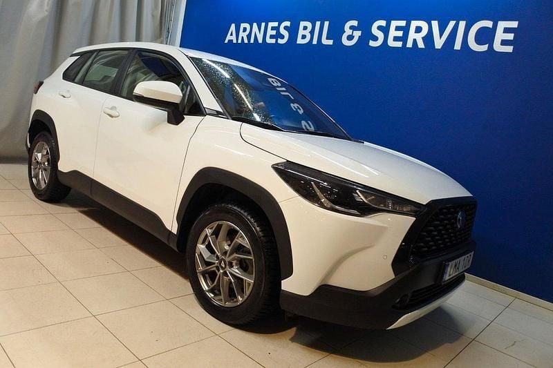 Vit Begagnad 2024 Toyota Corolla Cross Active SUV | 378 900 kr (Marknadspris) - Bild 1/4