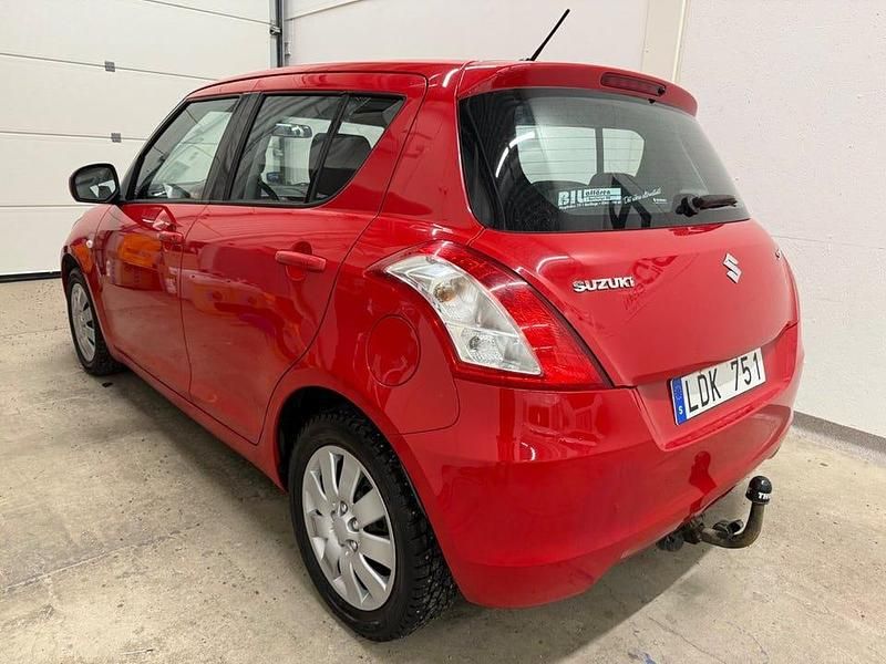 Begagnad Suzuki Swift 94 HK (69 kW) 2010 Röd Halvkombi