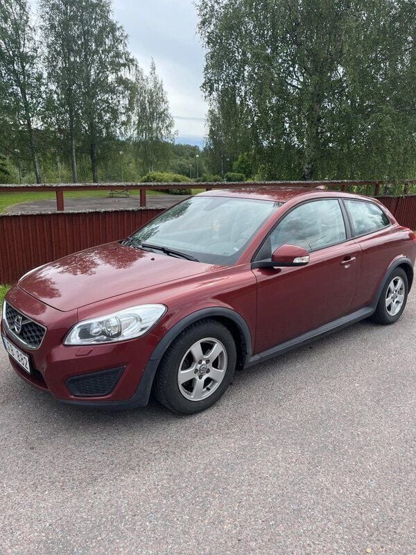 Röd Begagnad 2011 Volvo C30 Kinetic Halvkombi | 50 000 kr (Bra pris) - Bild 1/4