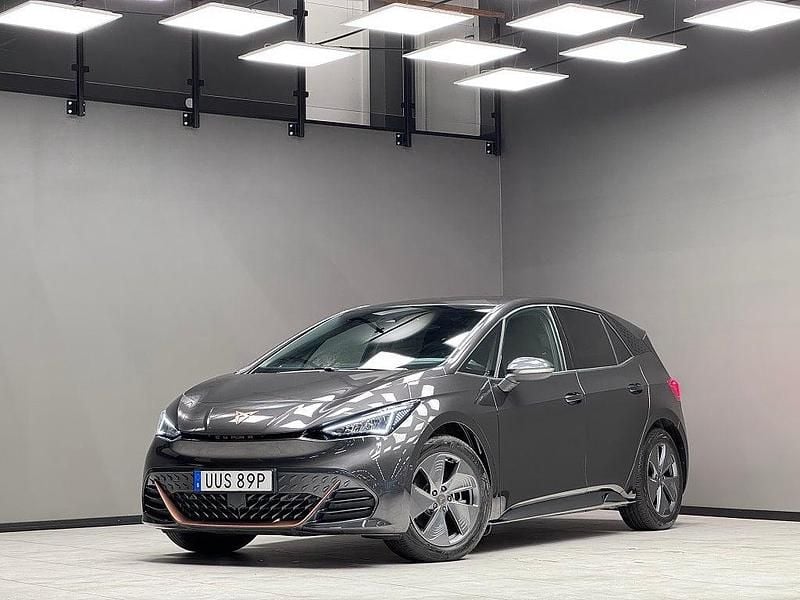 Mörkgrå Begagnad 2023 Cupra Born Halvkombi | 289 900 kr (Marknadspris) - Bild 1/3