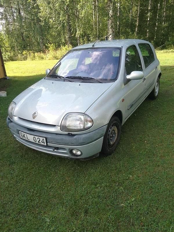Grå Begagnad 2001 Renault Clio II Halvkombi | 9 000 kr (Bra pris) - Bild 1/1