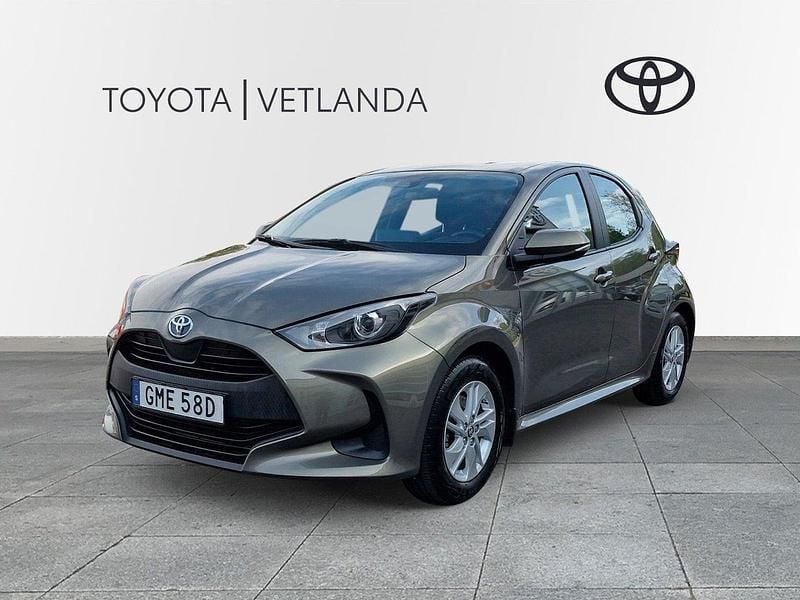 Grön (oxide bronze metallic) Begagnad 2022 Toyota Yaris Hybrid Active Halvkombi | 209 000 kr (Bra pris) - Bild 1/4