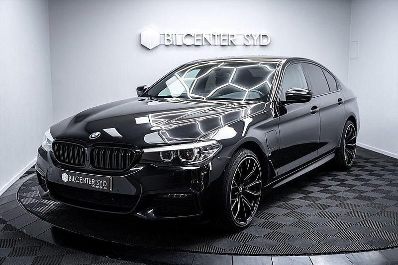 Svart Begagnad 2020 BMW 530 M Sport Sedan | 329 900 kr (Superpris) - Bild 1/4