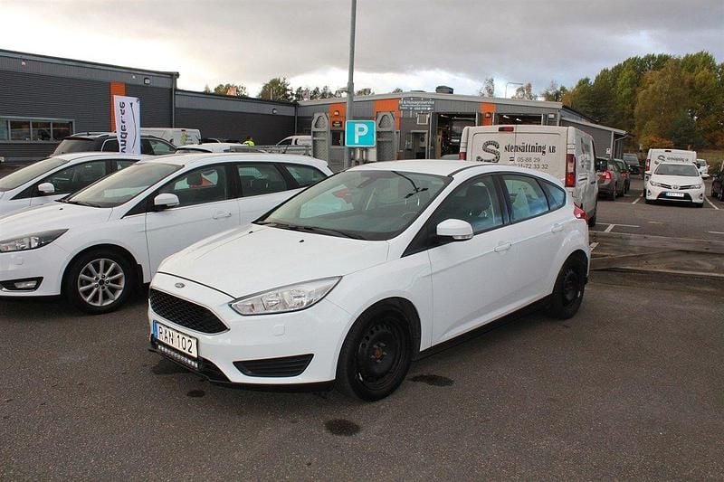 Vit Begagnad 2017 Ford Focus Trend Halvkombi | 99 900 kr (Marknadspris) - Bild 1/4