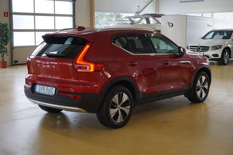 Begagnad Volvo XC40 Momentum 211 HK (155 kW) 2022 Röd SUV