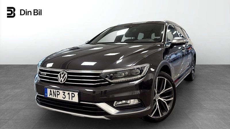 Mörkgrå Begagnad 2019 VW Passat Alltrack Executive Kombi | 259 900 kr (Marknadspris) - Bild 1/4