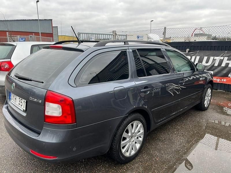 Grafit grå (metallisk) Begagnad 2012 Skoda Octavia Kombi | 76 000 kr (Marknadspris) - Bild 1/4