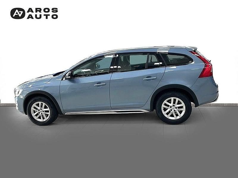 Begagnad Volvo V60 CC Standard 190 HK (139 kW) 2018 Blå Kombi