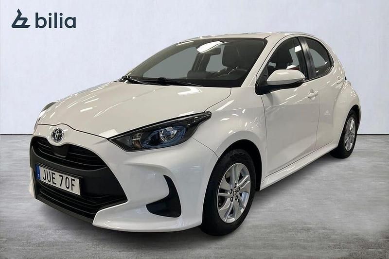 Vit Begagnad 2021 Toyota Yaris Hybrid Active Halvkombi | 204 900 kr (Marknadspris) - Bild 1/3