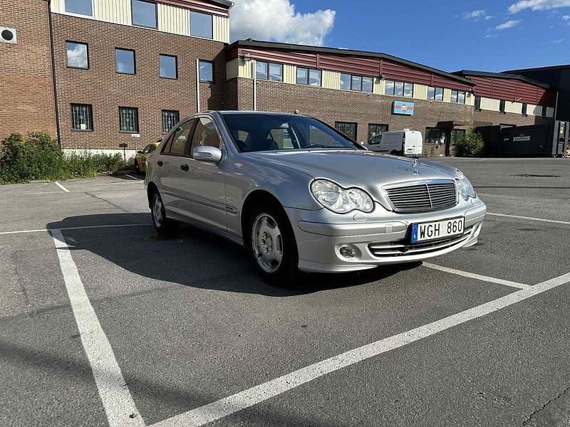 Silver Begagnad 2005 Mercedes C180 Sedan | 34 995 kr (Marknadspris) - Bild 1/4