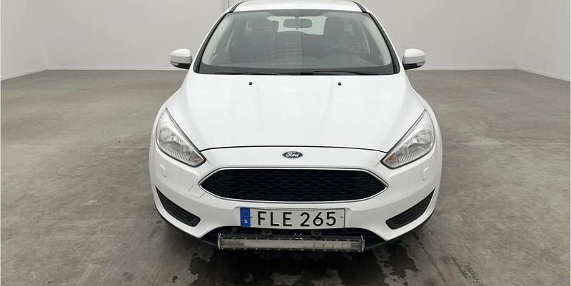 Vit Begagnad 2017 Ford Focus Trend Kombi | 114 000 kr - Bild 1/4