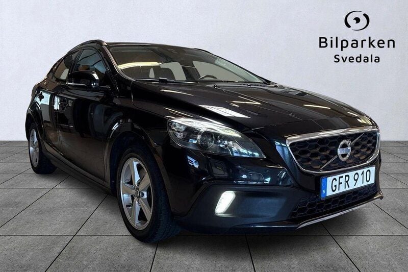 Svart Begagnad 2014 Volvo V40 CC Momentum Kombi | 129 990 kr (Marknadspris) - Bild 1/4