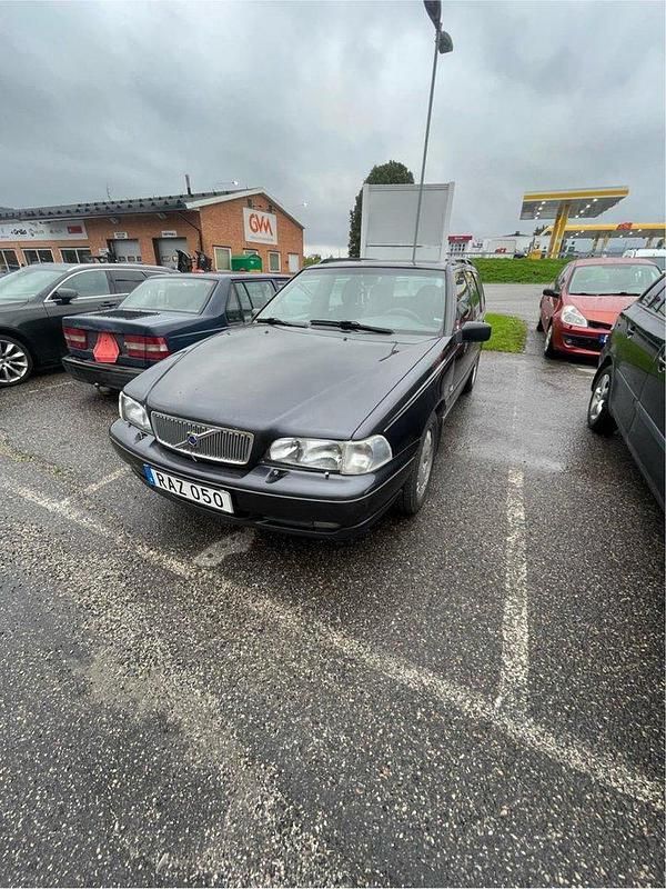 Grå Begagnad 2000 Volvo V70 Kombi | 15 000 kr (Marknadspris) - Bild 1/4