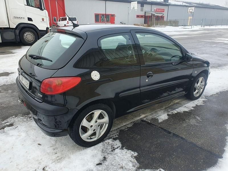Begagnad Peugeot 206 136 HK (100 kW) 2003 Halvkombi