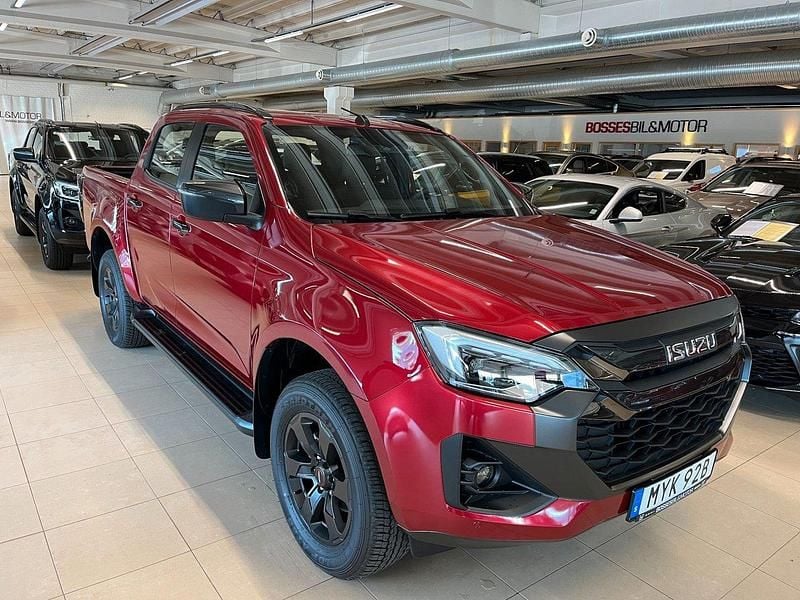 Röd (red spinel mica) Ny 2024 Isuzu D-Max Pickup | 734 625 kr (Bra pris) - Bild 1/4