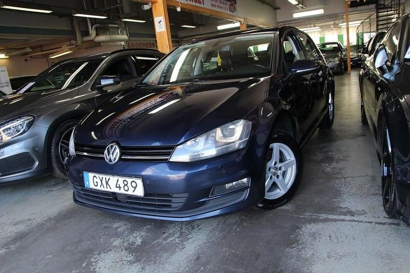 Mörkblå (blå) Begagnad 2015 VW Golf VII Halvkombi | 99 999 kr (Marknadspris) - Bild 1/4