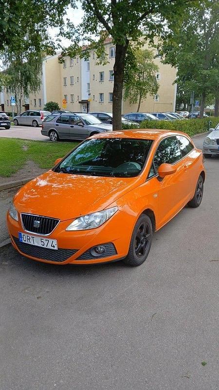 Orange Begagnad 2010 Seat Ibiza Sport Halvkombi | 25 000 kr (Marknadspris) - Bild 1/4
