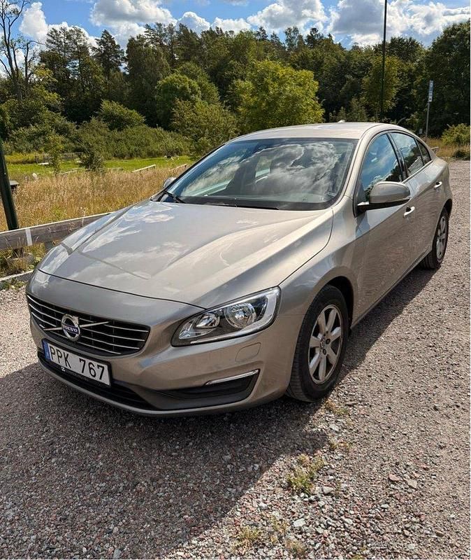 Brun Begagnad 2014 Volvo S60 Kinetic Sedan | 149 900 kr (Marknadspris) - Bild 1/4