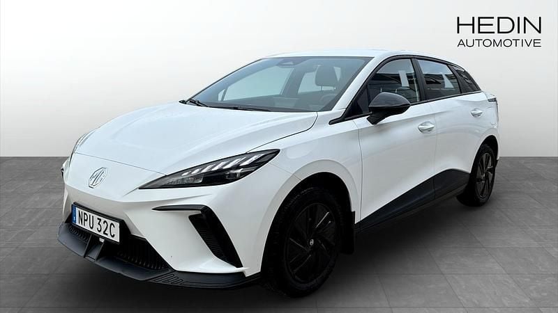 Vit (white) Begagnad 2023 MG MG4 EV Halvkombi | 259 900 kr (Marknadspris) - Bild 1/4