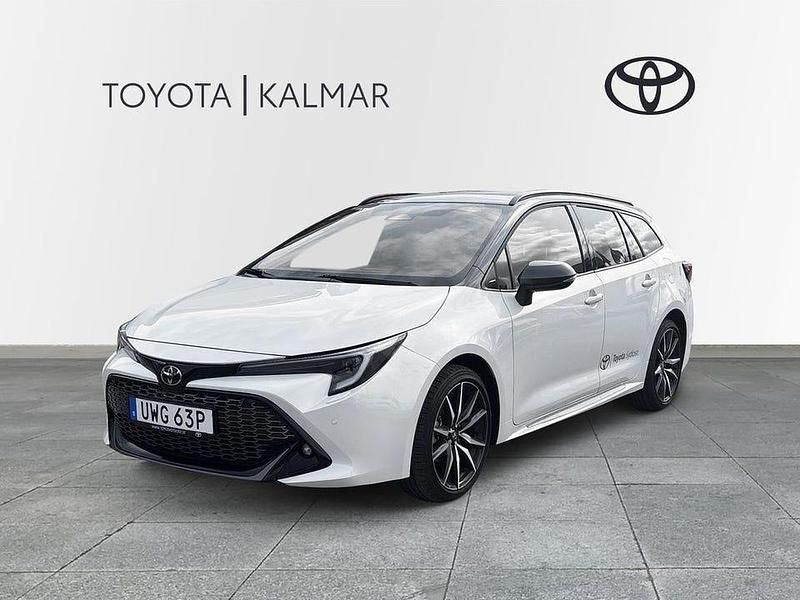 Vit Begagnad 2024 Toyota Corolla Sport Kombi | 369 000 kr (Dyr) - Bild 1/4