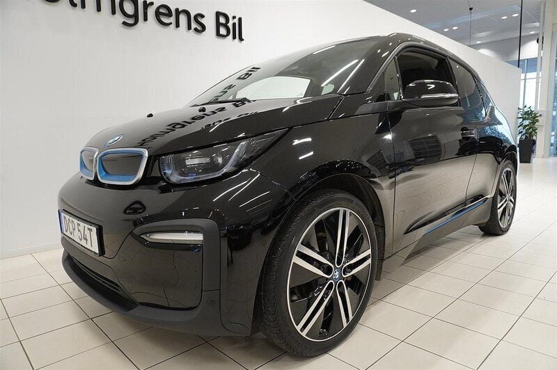 Svart Begagnad 2022 BMW i3 Halvkombi | 229 800 kr (Marknadspris) - Bild 1/4
