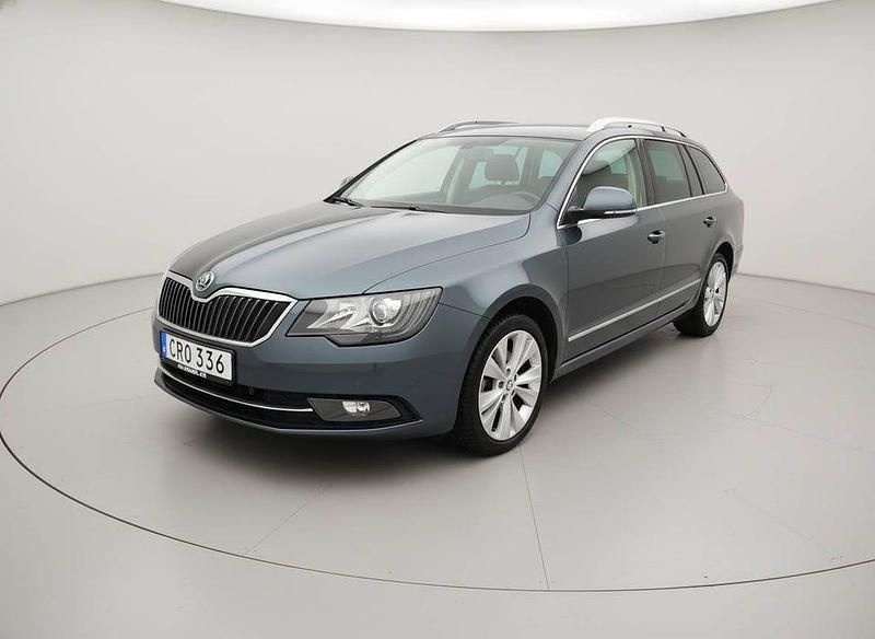 Grå Begagnad 2014 Skoda Superb Elegance Kombi | 119 500 kr (Marknadspris) - Bild 1/4