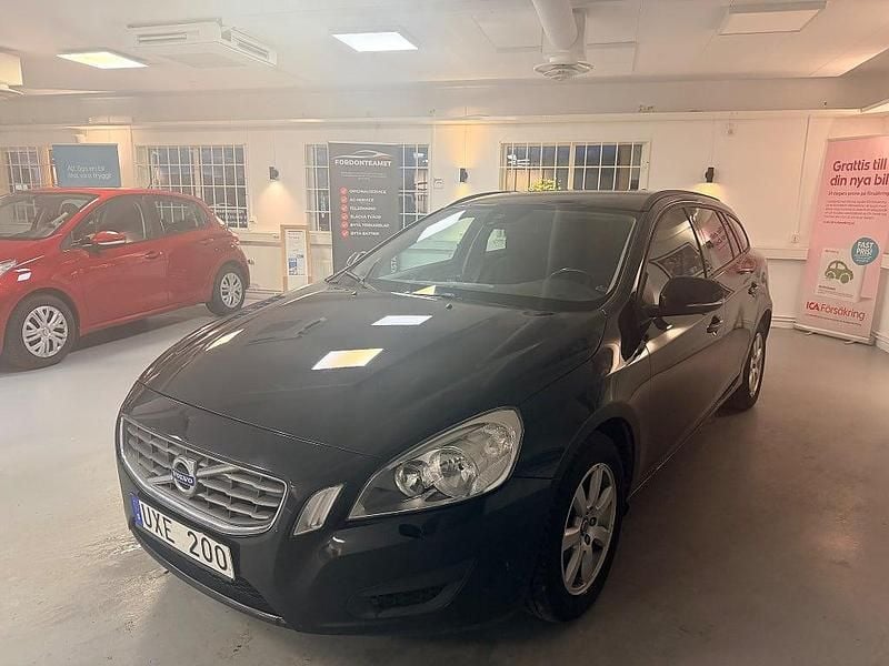 Svart Begagnad 2012 Volvo V60 Kombi | 74 900 kr (Marknadspris) - Bild 1/4