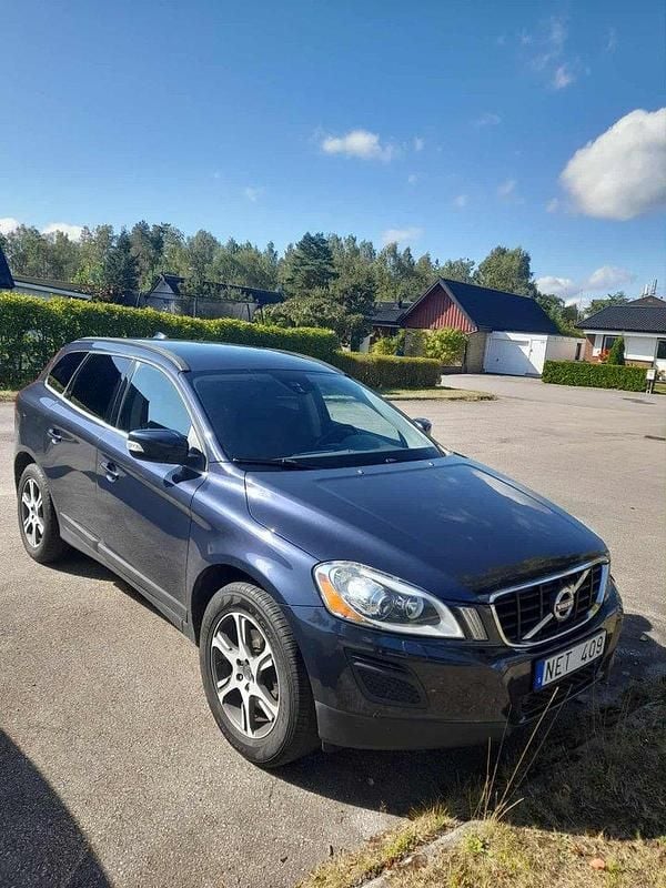 Blå Begagnad 2013 Volvo XC60 Momentum SUV | 149 900 kr (Marknadspris) - Bild 1/4