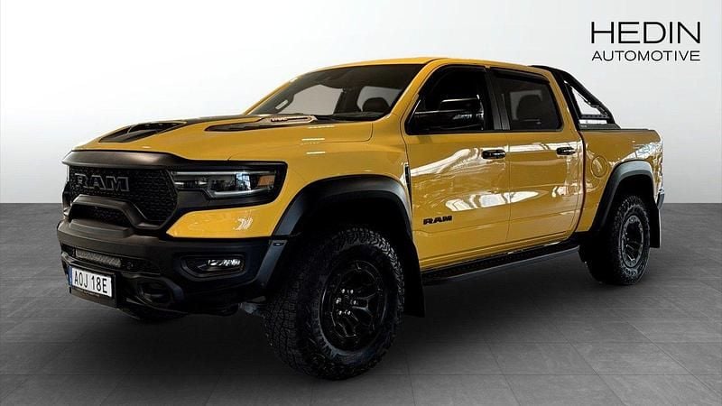 Gul (yellow) Begagnad 2023 RAM 1500 Pickup | 1 499 880 kr - Bild 1/4