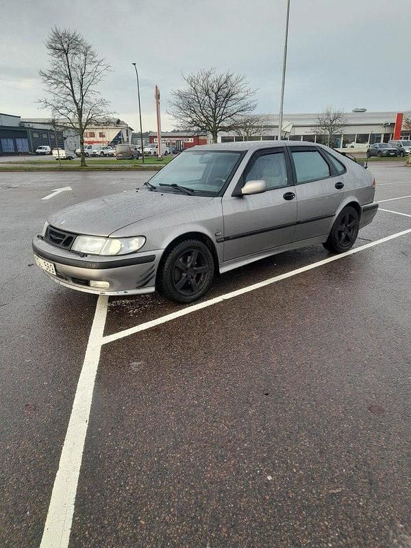 Grå Begagnad 2002 Saab 9-3 Halvkombi | 9 500 kr (Marknadspris) - Bild 1/4