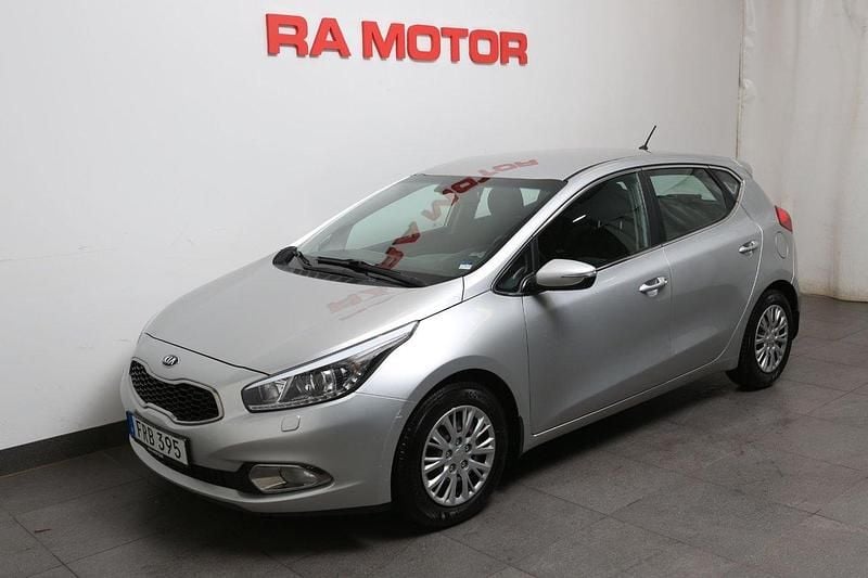 Grå Begagnad 2015 Kia Ceed Comfort Halvkombi | 94 800 kr (Marknadspris) - Bild 1/3