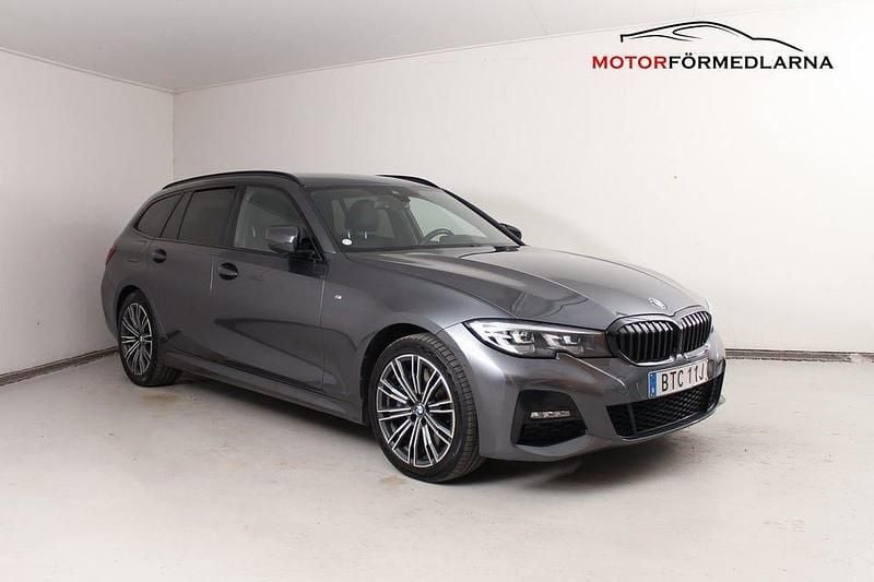 Grå Begagnad 2021 BMW 330 M Sport Kombi | 329 000 kr - Bild 1/4