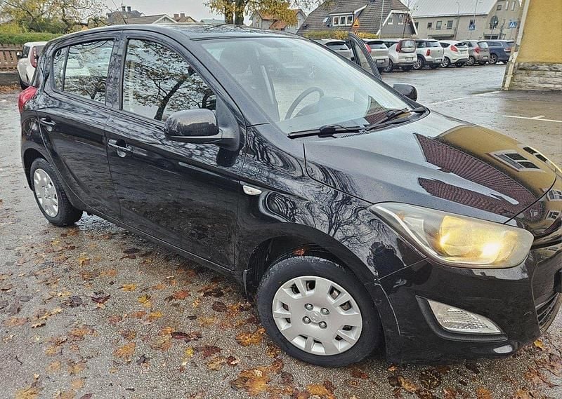 Svart Begagnad 2013 Hyundai i20 Select Halvkombi | 67 000 kr (Lite dyr) - Bild 1/4