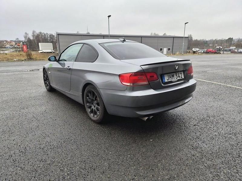 Begagnad BMW 325 218 HK (160 kW) 2007 Grå Sportkupé