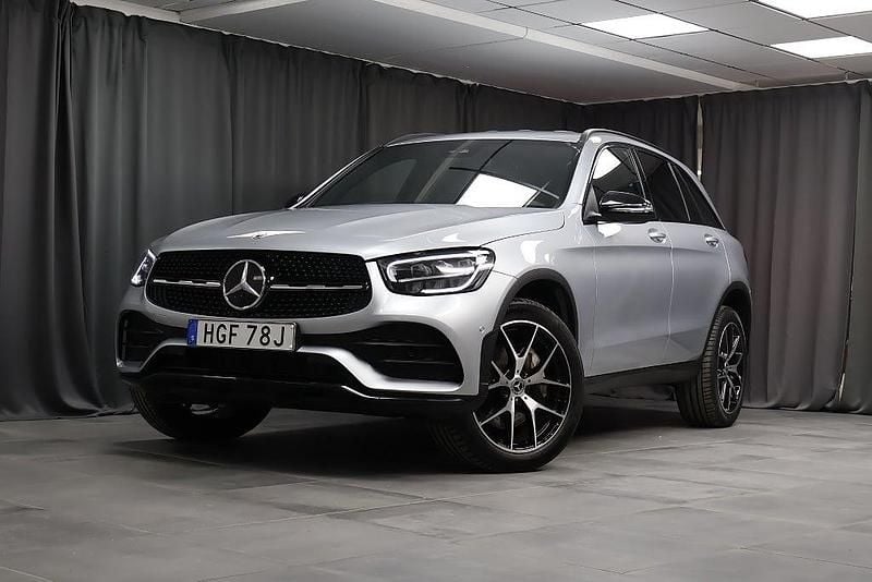 Silver Begagnad 2022 Mercedes GLC300e AMG line Plus SUV | 429 000 kr (Bra pris) - Bild 1/4