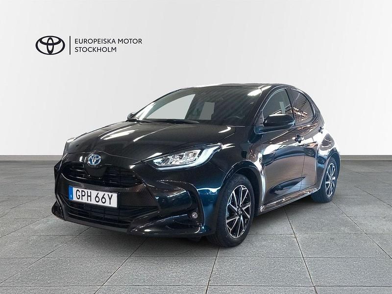 Svart Begagnad 2023 Toyota Yaris Hybrid Active Halvkombi | 234 900 kr (Marknadspris) - Bild 1/4