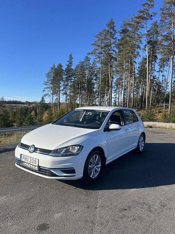 Vit Begagnad 2017 VW Golf VII Halvkombi | 138 800 kr (Marknadspris) - Bild 1/4