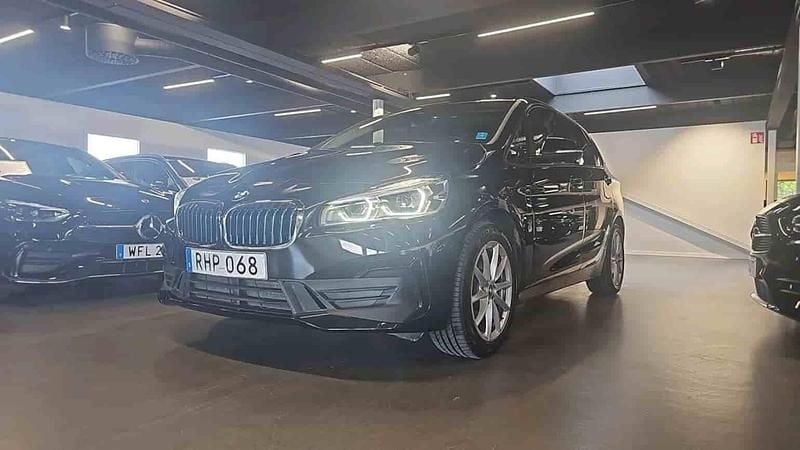 Svart Begagnad 2018 BMW 225 Active Tourer Performance Minibuss | 164 900 kr (Superpris) - Bild 1/1