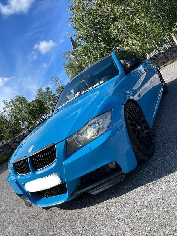 Blå Begagnad 2006 BMW 330 Comfort Edition Kombi | 85 000 kr (Marknadspris) - Bild 1/4