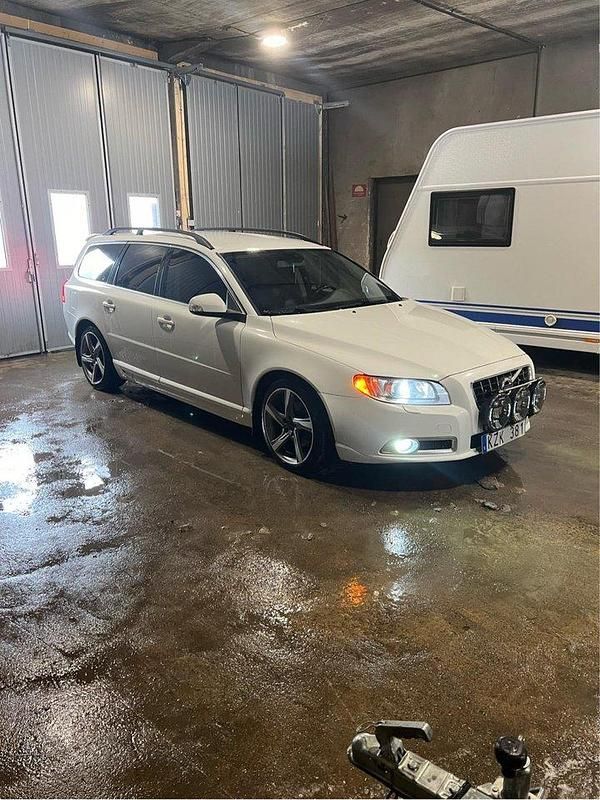 Vit Begagnad 2011 Volvo V70 Momentum Kombi | 69 000 kr (Marknadspris) - Bild 1/3