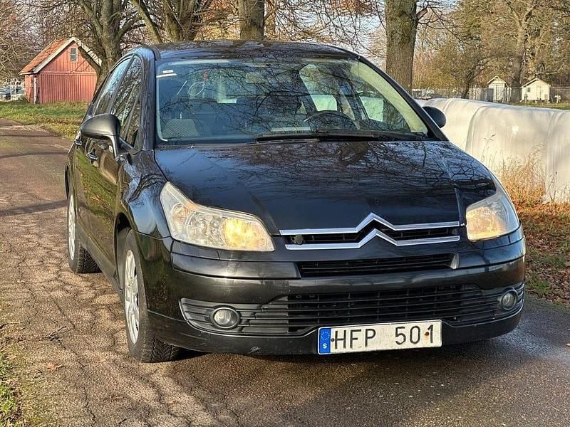 Svart Begagnad 2007 Citroën C4 Halvkombi | 44 900 kr (Lite dyr) - Bild 1/4